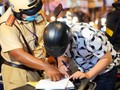 CSGT TP.HCM kiểm tra người tham gia thông. Ảnh: Thanh Niên
