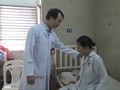 Bác sĩ hỏi thăm bệnh nhân sau phẫu thuật. Ảnh:T.H