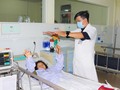 Hậu phẫu, bệnh nhân đã cử động được tay chân. Ảnh: BVCC