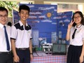Thầy Lương Tuấn Anh cùng Nguyễn Bích Gia An và Đoàn Viết Minh trong cuộc thi nghiên cứu khoa học cấp trường. Ảnh: Khám phá