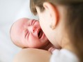 Cẩn thận khi chăm sóc trẻ sơ sinh. Ảnh: Babble