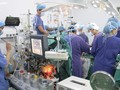 Ê kíp phẫu thuật do PGS.TS Nguyễn Hữu Ước – Giám đốc Trung tâm Tim mạch và lồng ngực (BV Hữu nghị Việt Đức) làm trưởng kíp đang phẫu thuật ghép tim cho bệnh nhân. Ảnh: BVCC
