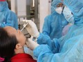 Lấy mẫu xét nghiệm COVID-19. Ảnh: HCDC