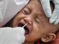 Xét nghiệm COVID-19 cho trẻ em. Ảnh: AFP