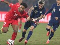 Xuân Son bị các cầu thủ Thái Lan theo như hình với bóng. Ảnh: Vietnamnet.