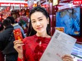 Cận kề ngày vía Thần Tài, khách ùn ùn xếp hàng mua vàng, người chờ bán chốt lời