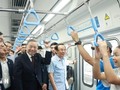 Tổng Bí thư Tô Lâm đi tàu Metro số 1 Thành phố Hồ Chí Minh và trò chuyện với người dân. (Ảnh: Thống Nhất/TTXVN)