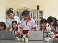 Nhóm học sinh lớp 10 đến từ THCS & THPT Đông Du (thành phố Buôn Ma Thuột) nghiên cứu thành công Dự án “Sản xuất muối đồng bào vùng Tây Nguyên - Muối Amrêč”. Ảnh: Nguyên Dung - TTXVN.