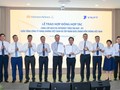 Tổng Giám đốc Tập đoàn VNPT Huỳnh Quang Liêm và Tổng Giám đốc Vietnam Airlines Lê Hồng Hà cùng trao hợp đồng hợp tác trước sự chứng kiến của quan khách hai bên.