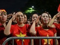 Thu xếp nơi tránh nắng mưa, phục vụ bánh mì, nước cho người dân xem diễu binh, diễu hành