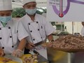 Các đầu bếp thực hành 5 bước để đảm bảo an toàn thực phẩm trong món phở tại lễ kỷ niệm Ngày sức khỏe thế giới 7/4