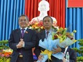 Ông Nguyễn Văn Hùng, tân Chủ tịch UBND tỉnh Kon Tum (trái) và ông Đào Xuân Quí, tân Chủ tịch UBND tỉnh Kon Tum (phải)