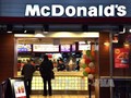 Khách hàng mua đồ ăn tại một cửa hàng McDonald's ở Tokyo. Ảnh: AFP/TTXVN