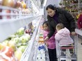 Mô hình bán lẻ hiện đại mới đóng góp 20% - 25% tiêu dùng tại Việt Nam. Ảnh: Bloomberg
