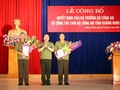 Trung tướng Bùi Quang Bền trao quyết định của Bộ Công an cho 2 đồng chí: Vũ Chí Thực và Đỗ Văn Lực