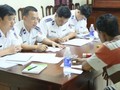 Cảnh sát biển Việt Nam đang lấy lời khai của một tên cướp biển