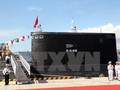 Chỉ huy tàu ngầm HQ 182 Hà Nội và HQ 183 Thành phố Hồ Chí Minh treo quốc kỳ trên nóc tàu ngầm. (Ảnh: TTXVN)