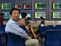 Các nhà đầu tư nhỏ lẻ Trung Quốc lo lắng theo dõi diễn biến của thị trường - Ảnh: Reuters