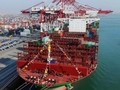 Một tàu vận tải khổng lồ của công ty China Shipping Container Lines - Ảnh: AFP