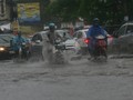 Nhiều tuyến phố ở thủ đô rơi vào tình trạng ngập nhẹ sau trận mưa kéo dài.