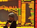 Công ty Tài chính Chứng khoán Trung Quốc đã được dùng đến 483 tỉ USD và đang cần thêm 322 tỉ USD để "giải cứu" chứng khoán - Ảnh: AFP
