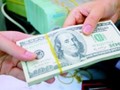 Ba ngày trước khi quyết định điều chỉnh tỷ giá lần hai, mỗi ngày NHNN bán ra vài trăm triệu đô la Mỹ, song cầu vẫn rất cao chủ yếu do các ngân hàng thương mại mua vào để đóng trạng thái cho khách hàng.