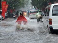 Đường phố ở Hà Nội bị ngập nặng trong một trận mưa to