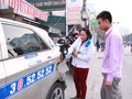 Mua bán xăng tại một cửa hàng trên phố Láng Hạ. Ảnh: Phạm Hùng