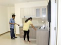 Khách hàng tham quan một căn hộ nhà ở xã hội tại TP HCM.