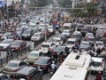 Xe cộ trên một tuyến đường Hà Nội  - Ảnh: Reuters