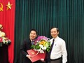 Phó Thống đốc Đào MinhTú trao quyết định bổ nhiệm cho ông Nguyễn Tuấn Anh (bên trái). (Ảnh: SBV)
