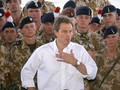 Cựu Thủ tướng Anh Tony Blair tại một căn cứ ở Basra, Iraq với các binh sĩ Anh