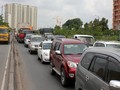 Lượng xe mới lăn bánh ra đường vẫn có xu hướng tăng cao tại TPHCM khiến hạ tầng ngày càng quá tải. Ảnh: Anh Quân