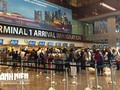 Khách xếp hàng làm thủ tục nhập cảnh tại sân bay Changi của Singapore - Ảnh: Thục Minh