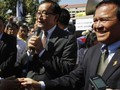 Ông Sam Rainsy (giữa). Ảnh: AP