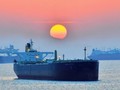 Tàu chở dầu trên Vịnh Oman (Ảnh: Financial Times)