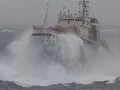 Cảnh tàu kéo Nikolay Chiker vượt sóng lớn đến lai dắt tàu sân bay Nga bị chết máy ở vịnh Biscay, Tây Ban Nha tháng 2.2012 - Ảnh cắt từ clip