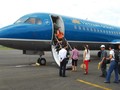 Hành khách lên máy bay Vietnam Airlines - Ảnh: Hoàng Thạch Vân