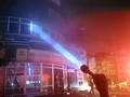 Lửa cháy rực trời, dân đang ngủ chạy thoát thân khỏi cao ốc