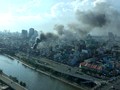 Lửa kèm theo cuộn khói đen bao trùm khu vực trung tâm Sài Gòn. Ảnh: Tâm Trần