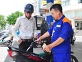 Nguồn thu ngân sách được bổ sung một phần không nhỏ từ việc tăng thuế bảo vệ môi trường gấp 3 lần cho các mặt hàng xăng dầu từ 1-5. Ảnh: Minh Tâm