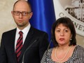 Thủ tướng Ukraine Arseny Yatsenyuk và Bộ trưởng Bộ Tài chính Natalie Yaresko trong một cuộc họp báo tại Kievngayf 11/3/2015.