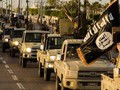 Đoàn xe IS diễu phố ở Libya. (Ảnh: @7our/Twitter)