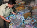 Quản lý thị trường TP.HCM đang kiểm tra, thu giữ sản phẩm nhập lậu chứa chất gây hại xuất xứ từ Trung Quốc - Ảnh: Lê Sơn