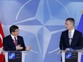 Thủ tướng Thổ Nhĩ Kỳ Ahmet Davutoglu (trái) và Tổng thư ký NATO Jens Stoltenberg trong một cuộc họp tại trụ sở của Liên minh ở Brussels - Bỉ hôm 30-11. Ảnh: Reuters