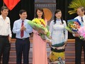 Hai tân Phó chủ tịch UBND TP Nguyễn Thị Thu (giữa) và Lê Văn Khoa (bìa phải) nhận hoa chúc mừng từ Chủ tịch HĐND TP Nguyễn Thị Quyết Tâm (thứ hai từ phải qua) và Chủ tịch UBND TP Nguyễn Thành Phong (thứ hai từ trái qua) - Ảnh: Hoàng Triều