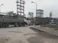 Xe tải nặng nối đuôi nhau đi vào đường huyện mặc dù có biển báo cấm xe trên 6 tấn. Ảnh: P.Linh