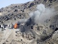 Khói bốc lên từ một kho vũ khí sau các vụ oanh kích của liên quân Arab xuống vùng núi Nuqom, Yemen. (Nguồn: Reuters/TTXVN)