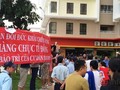 Cư dân The Era Town tụ tập trung phản đối chủ đầu tư vì chậm trễ tổ chức hội nghị nhà chung cư để bầu ra ban quản trị.