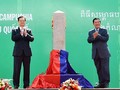 Thủ tướng Chính phủ Nguyễn Tấn Dũng và Thủ tướng Chính phủ Vương quốc Campuchia Hun Sen cùng mở tấm vải phủ cột mốc số 30. (Ảnh: Nhật Bắc)